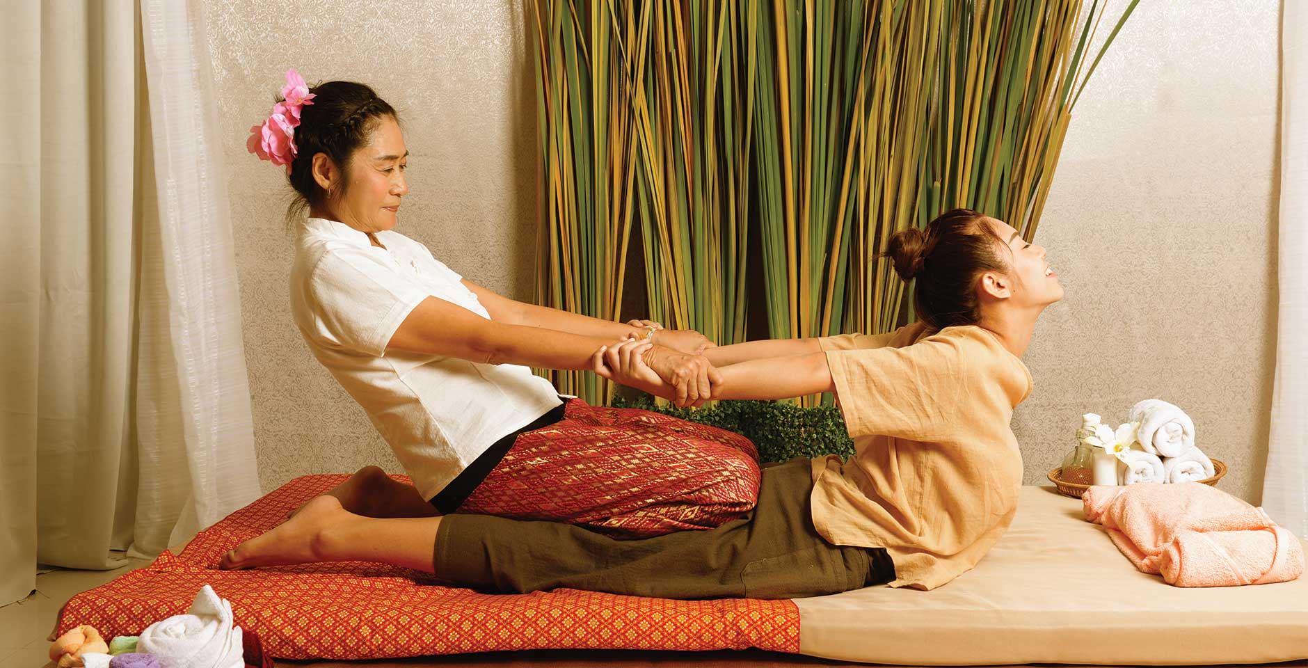 Traditional massage parlor. Тайский массаж для мужчин. Традиционный тайский массаж в кимоно. Тайский массаж в Тайланде. Тайские массажистки.